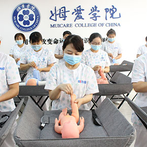 做了10年的服务行业，我选择到姆爱做一名爱笑的育婴师