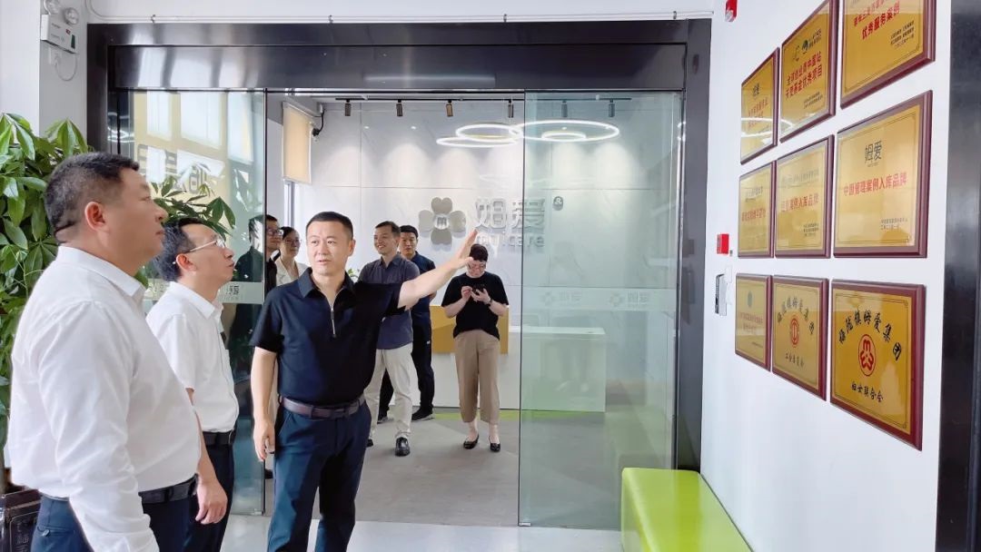 上海市人社局副局长谭友林一行莅临姆爱调研，共促员工制家政企业新发展